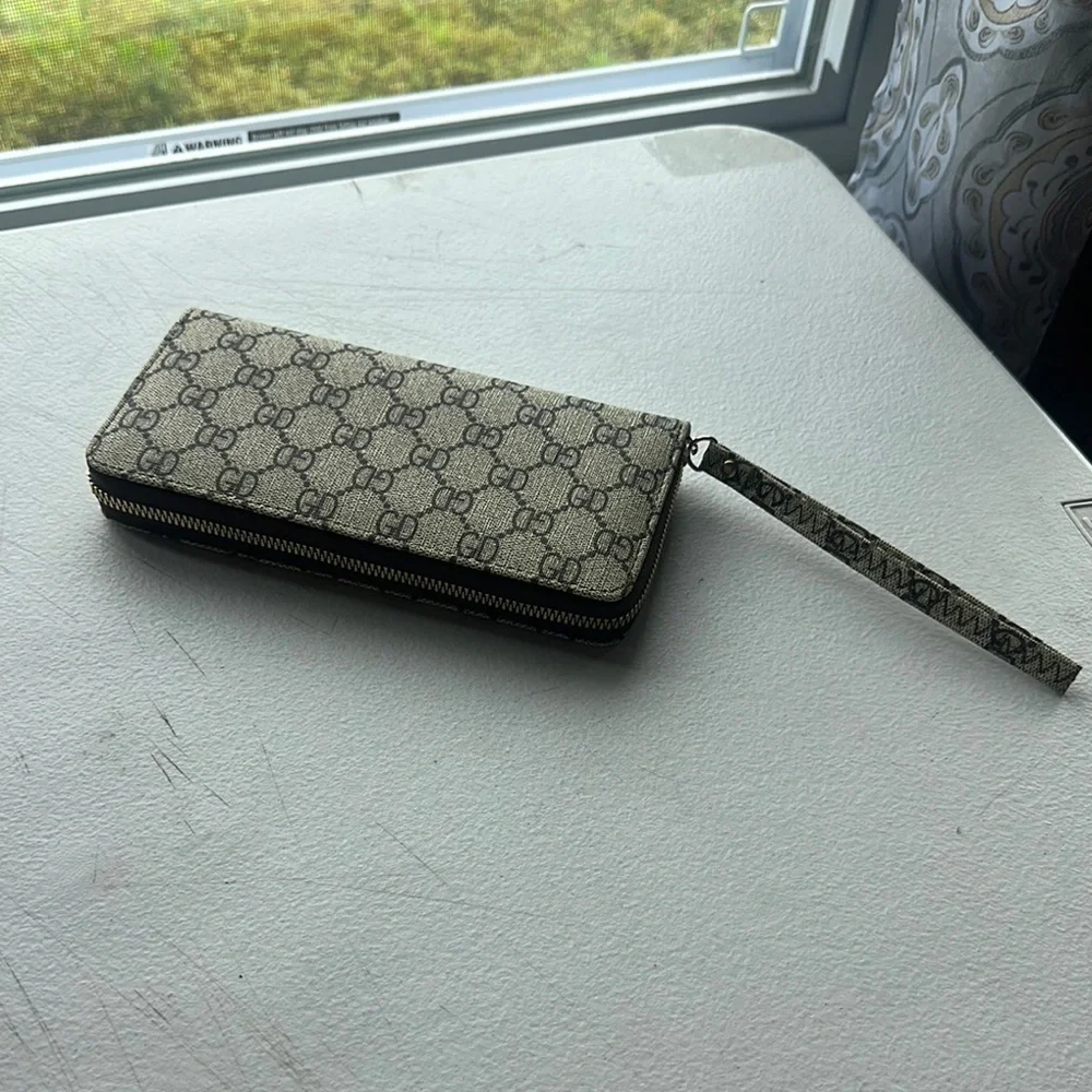 NEW Cream and Black Key Card Holder
